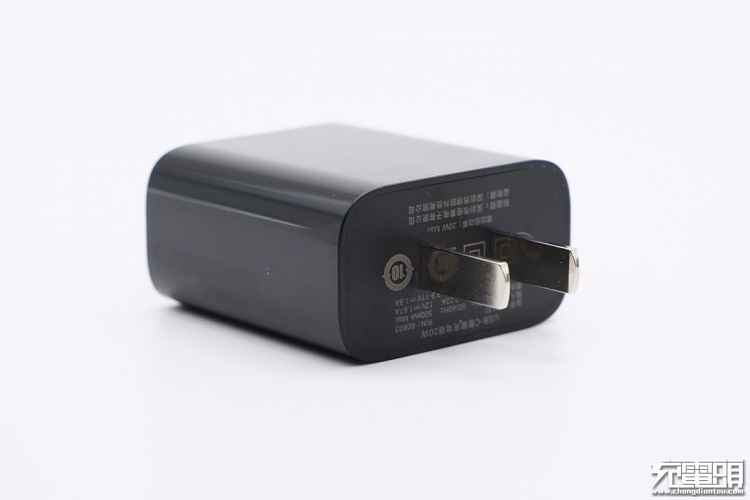 綠聯(lián)20W快充充電器外觀