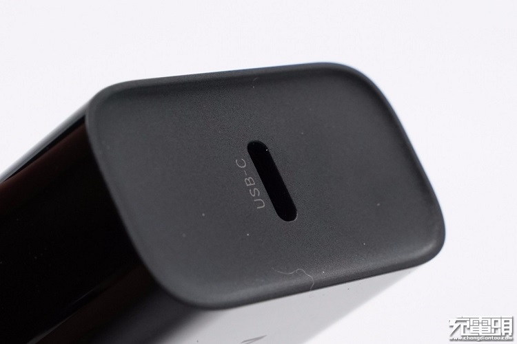 綠聯(lián)20W快充充電器外觀