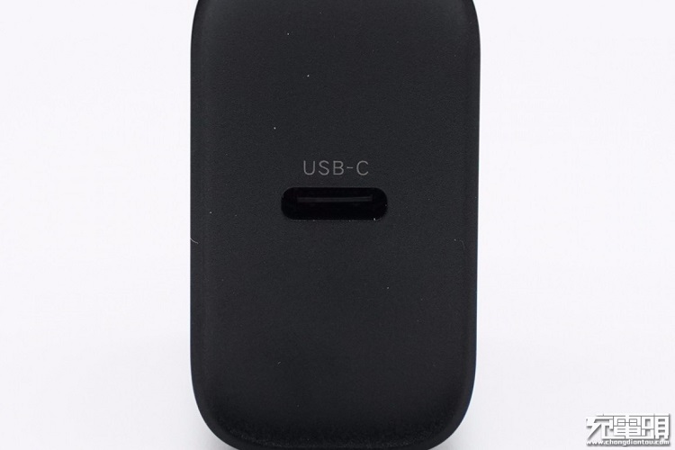 綠聯(lián)20W快充充電器外觀